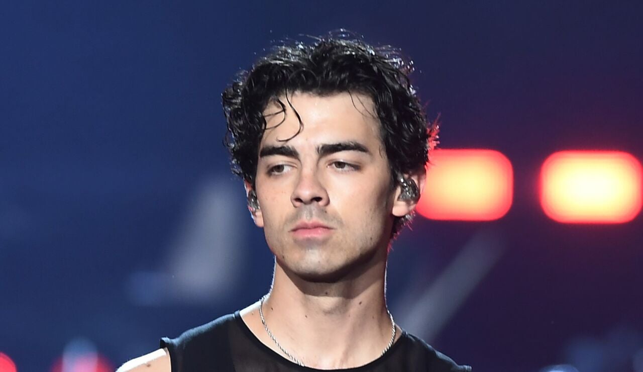 Joe Jonas en un concierto con los Jonas Brothers