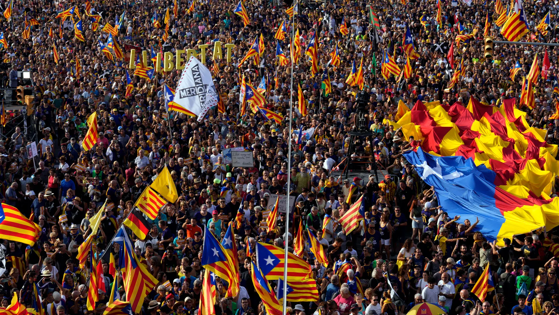 Cientos de miles de personas se manifiestan en la Diada Cientos de miles de personas se manifiestan en la Diada