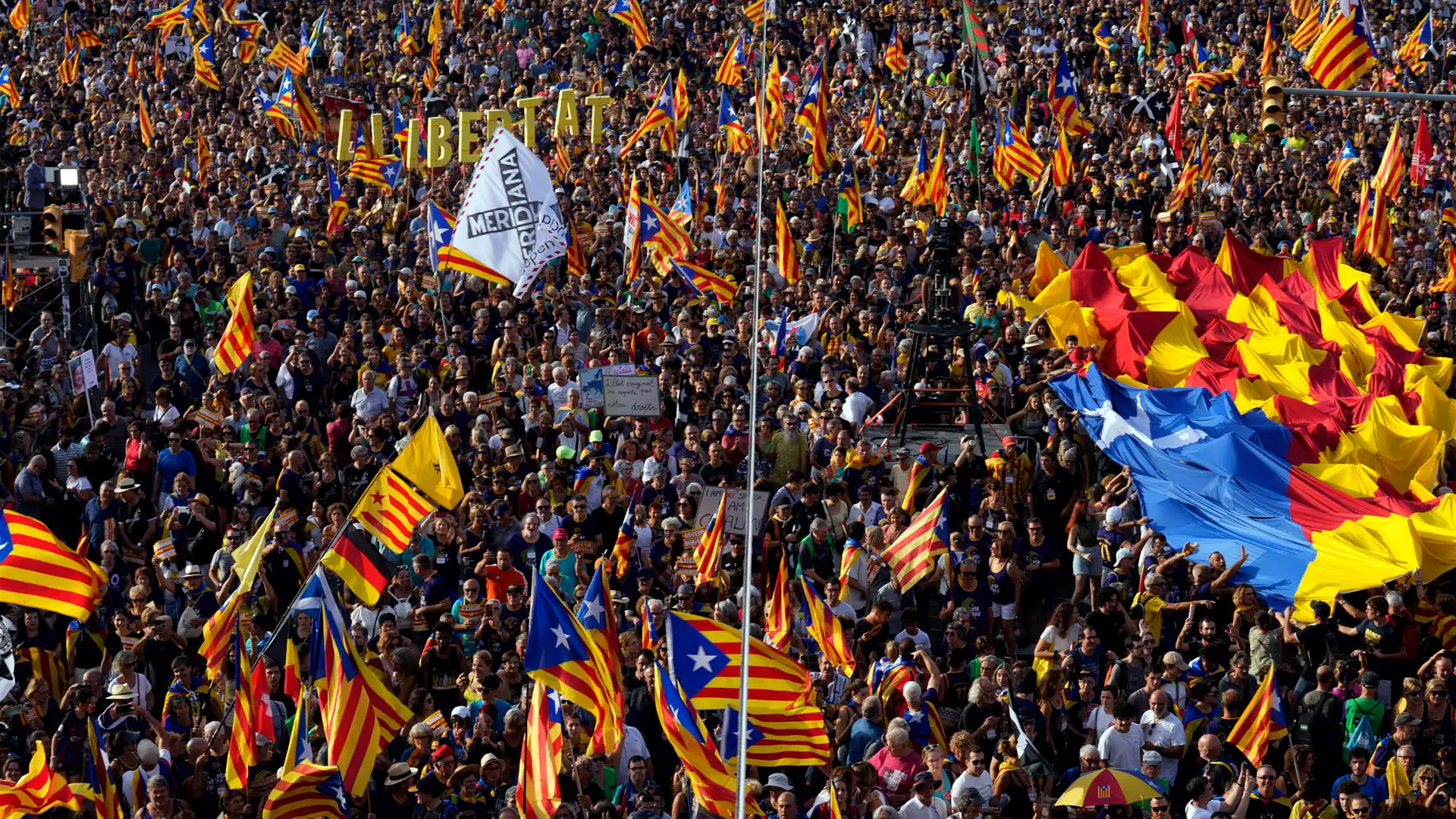 Cientos de miles de personas se manifiestan en la Diada