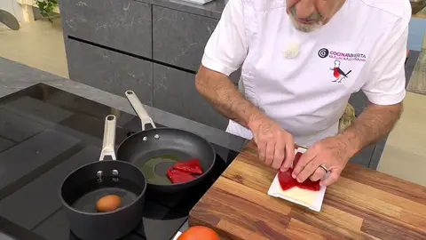 En una sartén pequeña marcamos los piquillos En una sartén pequeña marcamos los piquillos