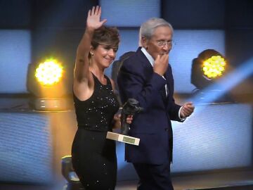 Sonsoles Ónega recibe el premio Joan Ramón Mainat de las manos más especiales: su padre, Fernando Ónega