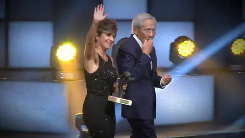 Sonsoles Ónega recibe el premio Joan Ramón Mainat de las manos más especiales: su padre, Fernando Ónega Sonsoles Ónega recibe el premio Joan Ramón Mainat de las manos más especiales: su padre, Fernando Ónega