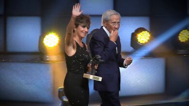 Sonsoles Ónega recibe el premio Joan Ramón Mainat de las manos más especiales: su padre, Fernando Ónega