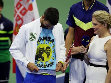 Novak Djokovic muestra su camiseta en homenaje a Kobe Bryant