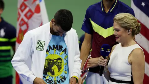 Novak Djokovic muestra su camiseta en homenaje a Kobe Bryant Novak Djokovic muestra su camiseta en homenaje a Kobe Bryant