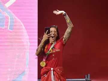Jenni Hermoso, con su móvil en la fiesta de España Jenni Hermoso, con su móvil en la fiesta de España