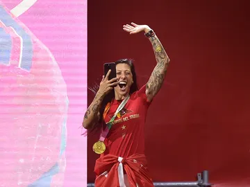 Jenni Hermoso, con su móvil en la fiesta de España Jenni Hermoso, con su móvil en la fiesta de España