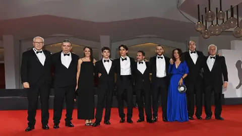 Pablo Vierci, Carlos Páez Rodríguez, Belen Atienza, Matias Recalt, Juan Antonio Bayona, Agustín Pardella, Enzo Vogrincic, Sandra Hermida, Nando Parrado y Roberto Canessa en la premire de La sociedad de la nieve en el Festival de Venecia Pablo Vierci, Carlos Páez Rodríguez, Belen Atienza, Matias Recalt, Juan Antonio Bayona, Agustín Pardella, Enzo Vogrincic, Sandra Hermida, Nando Parrado y Roberto Canessa en la premire de La sociedad de la nieve en el Festival de Venecia