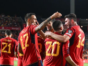Los jugadores de España celebran un gol ante Chipre
