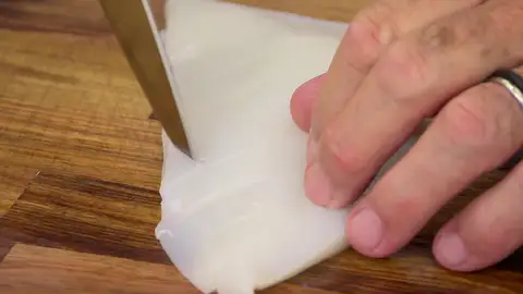 Realiza cortes diagonales a la sepia Realiza cortes diagonales a la sepia