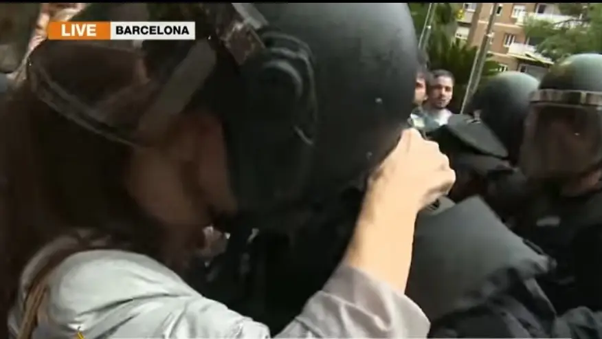 Un polic&iacute;a del 1-O denuncia el beso