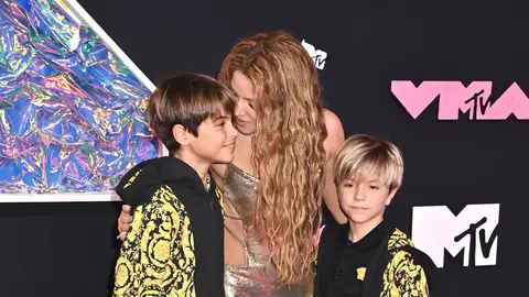 Shakira junto a sus hijos Milan y Sasha Shakira junto a sus hijos Milan y Sasha