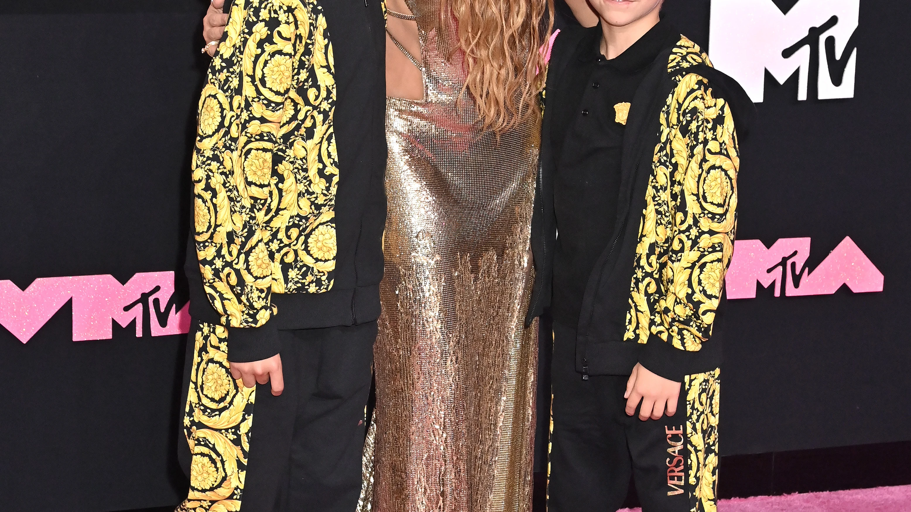 Shakira junto a sus hijos Milan y Sasha Shakira junto a sus hijos Milan y Sasha