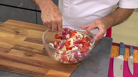 Mezcla el contenido de un bol y del otro Mezcla el contenido de un bol y del otro