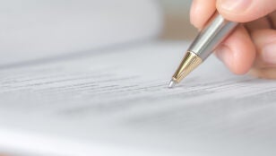 Un hombre escribiendo su testamento