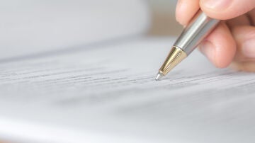 Un hombre escribiendo su testamento