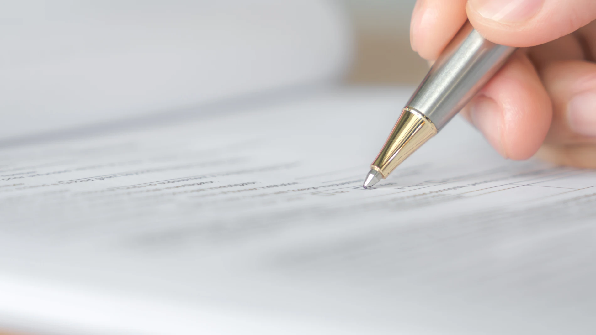 Un hombre escribiendo su testamento Un hombre escribiendo su testamento