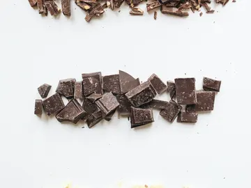 Trozos de chocolate blanco, chocolate con leche y chocolate negro Trozos de chocolate blanco, chocolate con leche y chocolate negro
