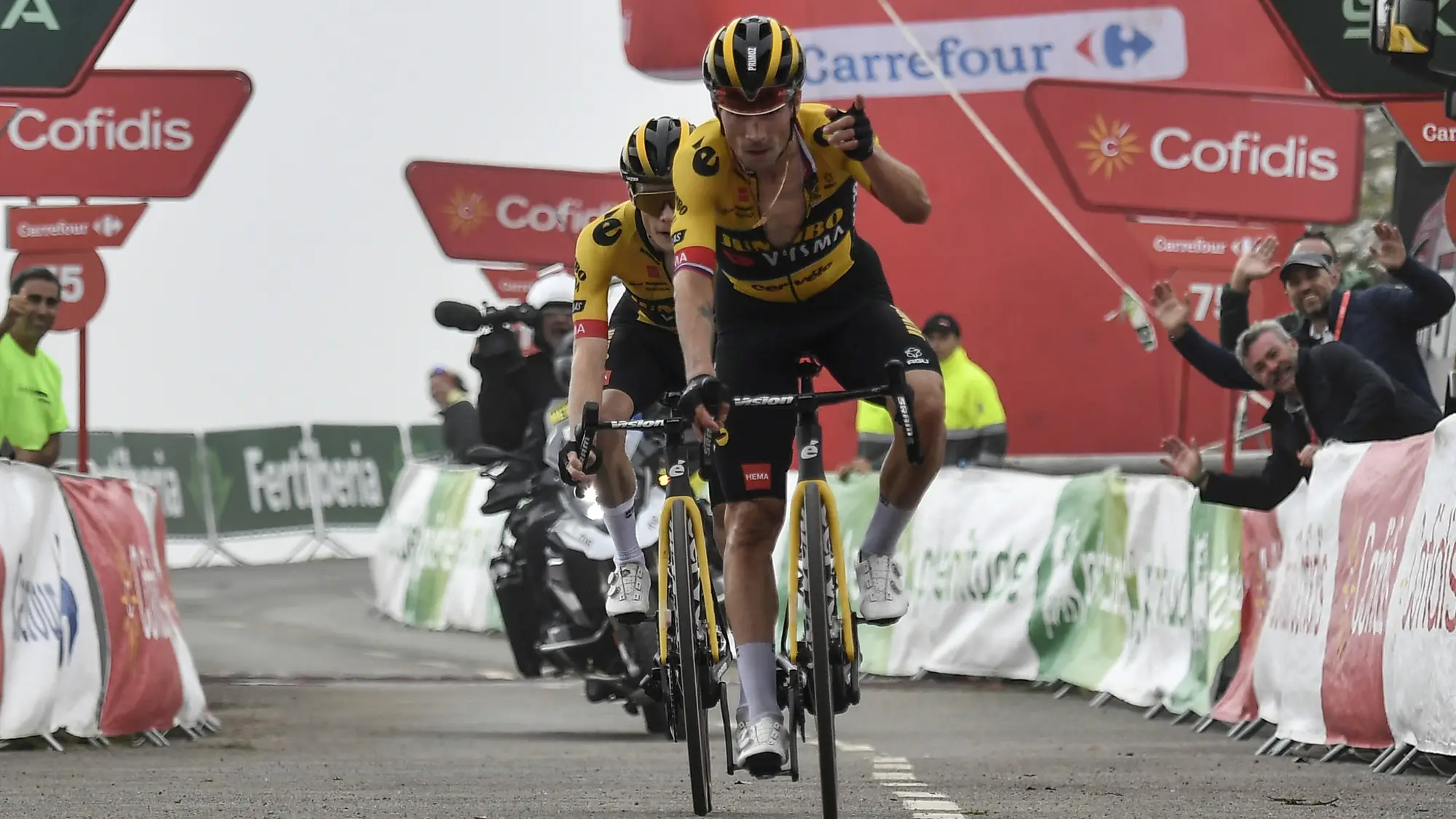 Primoz Roglic celebra su victoria en el Angliru