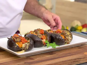 Berenjenas rellenas de carne y queso con tomates: receta fácil de Karlos Arguiñano Berenjenas rellenas de carne y queso con tomates: receta fácil de Karlos Arguiñano