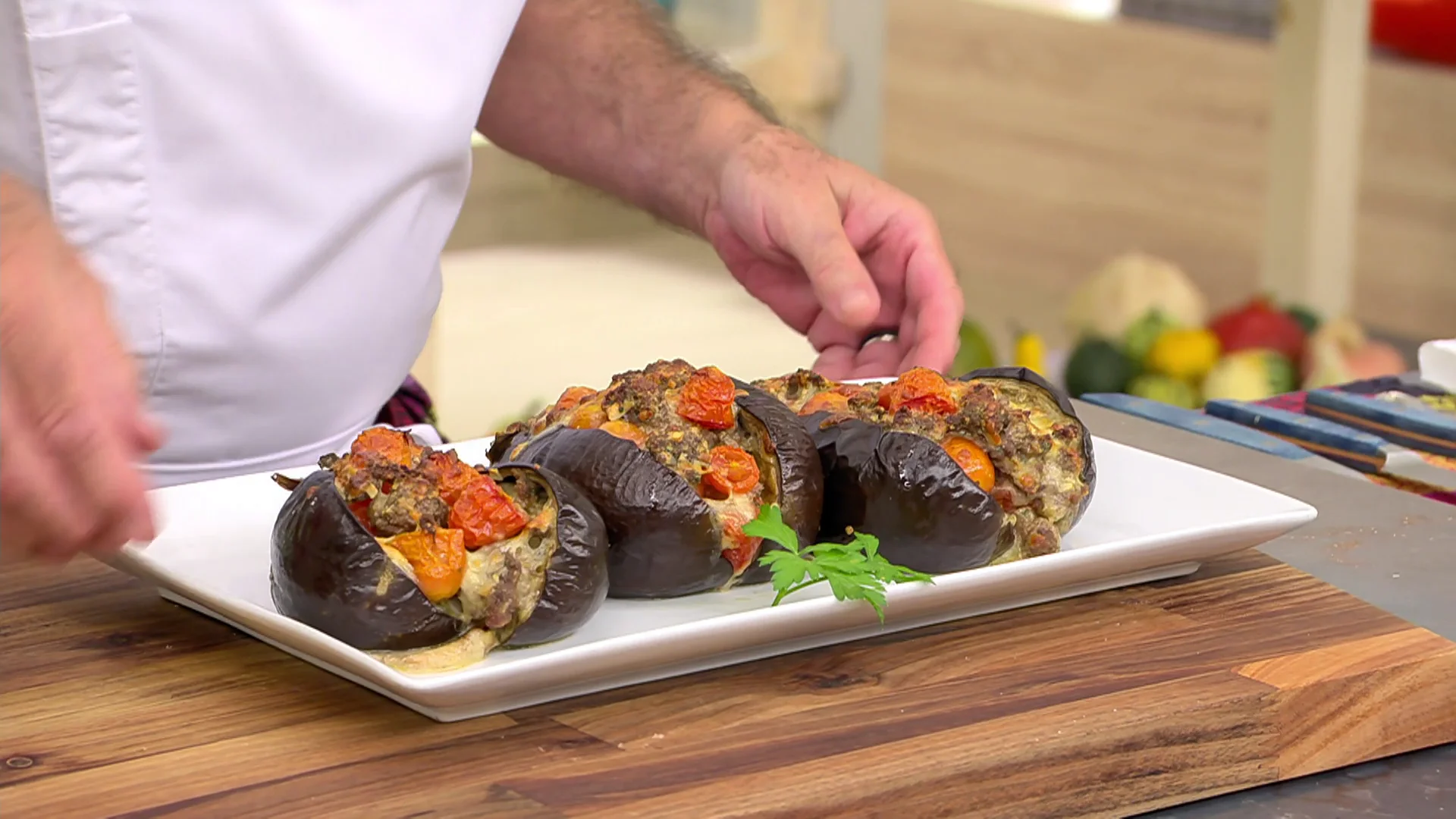 Berenjenas rellenas de carne y queso con tomates: receta fácil de Karlos Arguiñano Berenjenas rellenas de carne y queso con tomates: receta fácil de Karlos Arguiñano