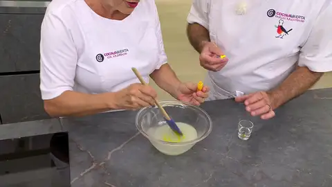 Añade las gotas de colorante Añade las gotas de colorante