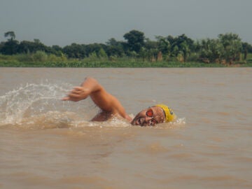 Daniel Ponce nadando en el río Bhagirati