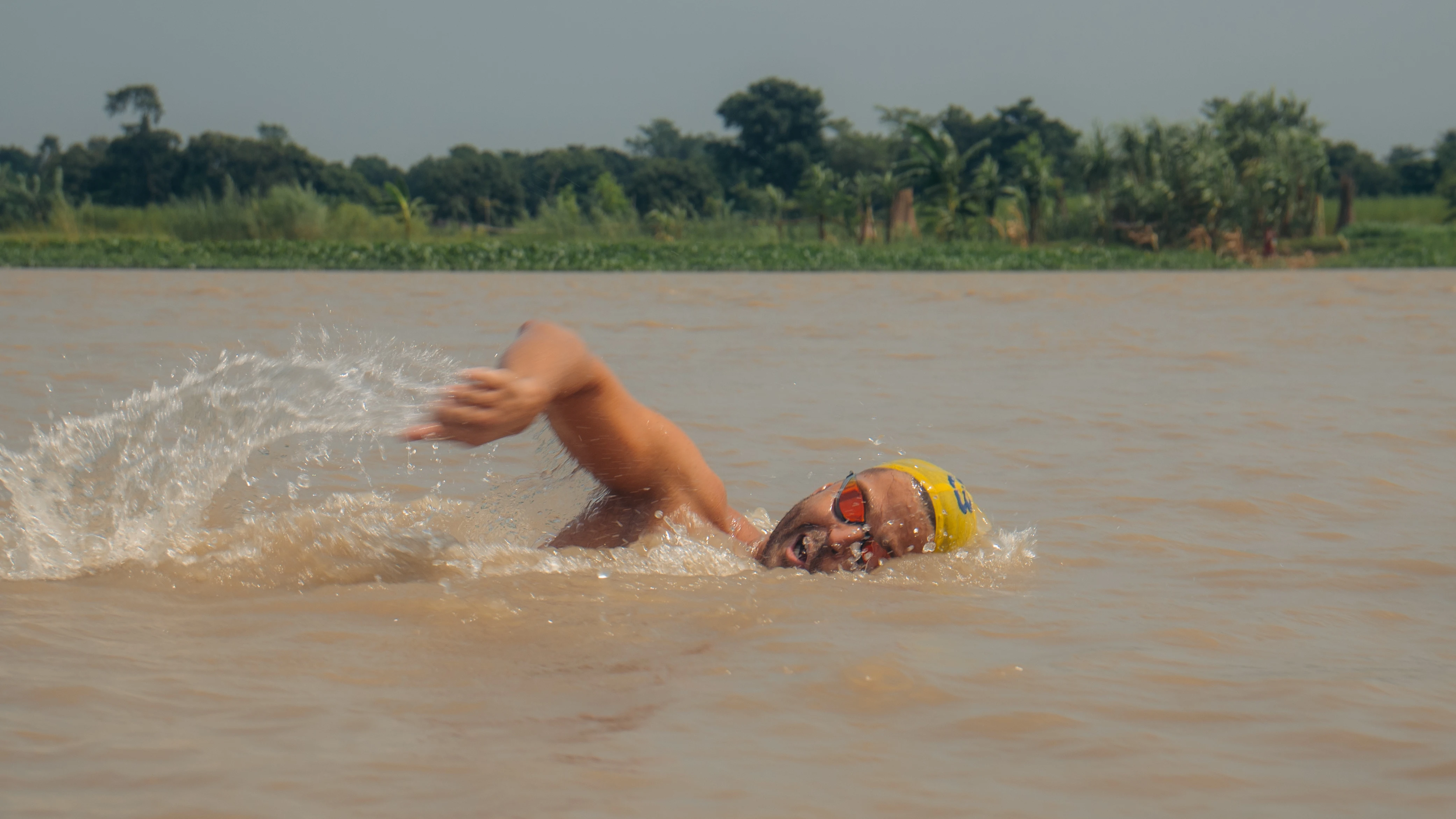 Daniel Ponce nadando en el r&iacute;o Bhagirati
