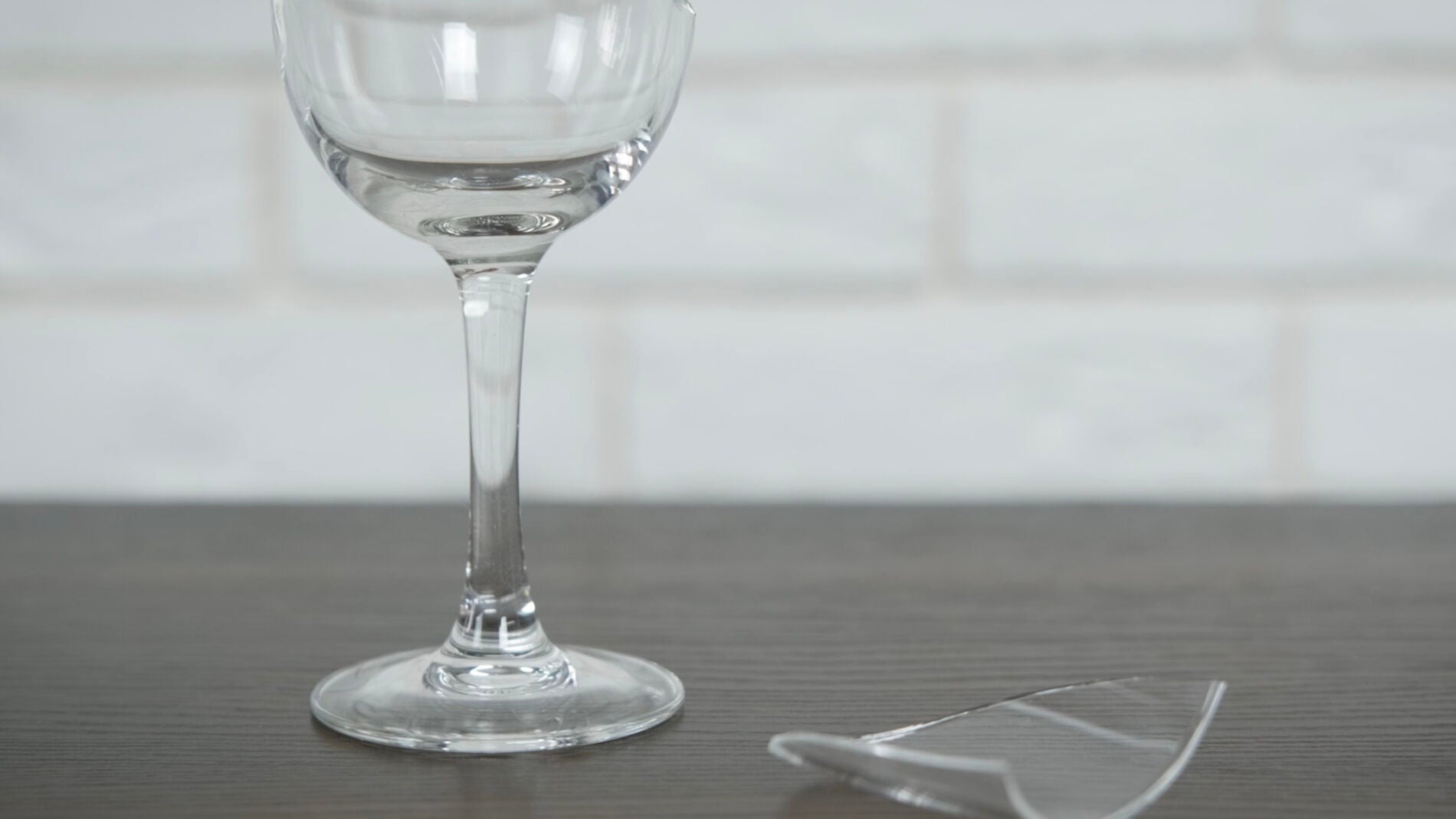 Así es como hay que actuar si se te rompe algo de cristal en casa