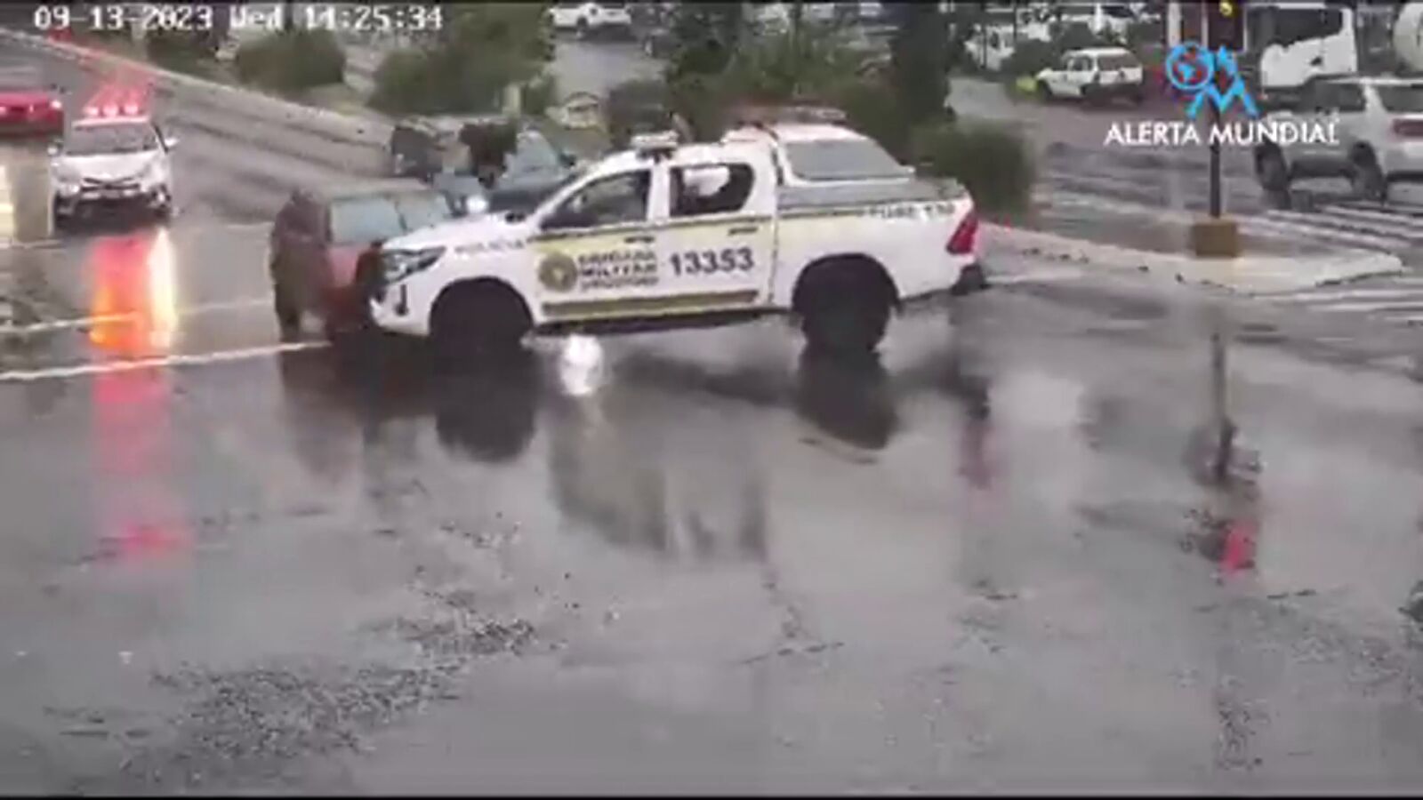 Vídeo: un militar es arrollado durante una persecución y acaba volando por los aires