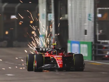 Carlos Sainz pilota su Ferrari en Marina Bay Carlos Sainz pilota su Ferrari en Marina Bay