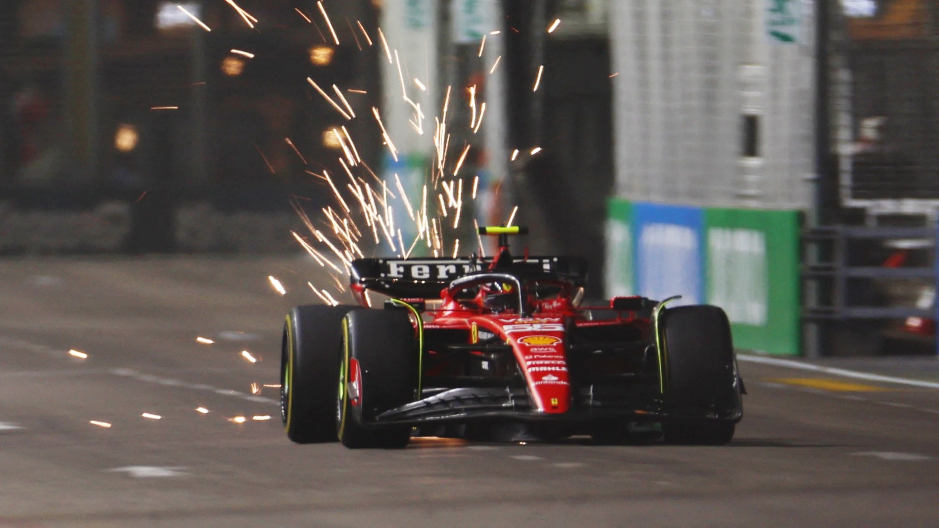 Carlos Sainz pilota su Ferrari en Marina Bay