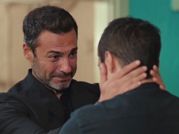Kaya y Yiğit se funden en su primer abrazo como padre e hijo: &ldquo;Voy a intentar compensar todo el tiempo perdido&rdquo;
