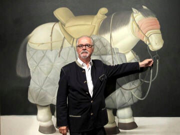 El pintor y escultor colombiano Fernando Botero junto a su obra