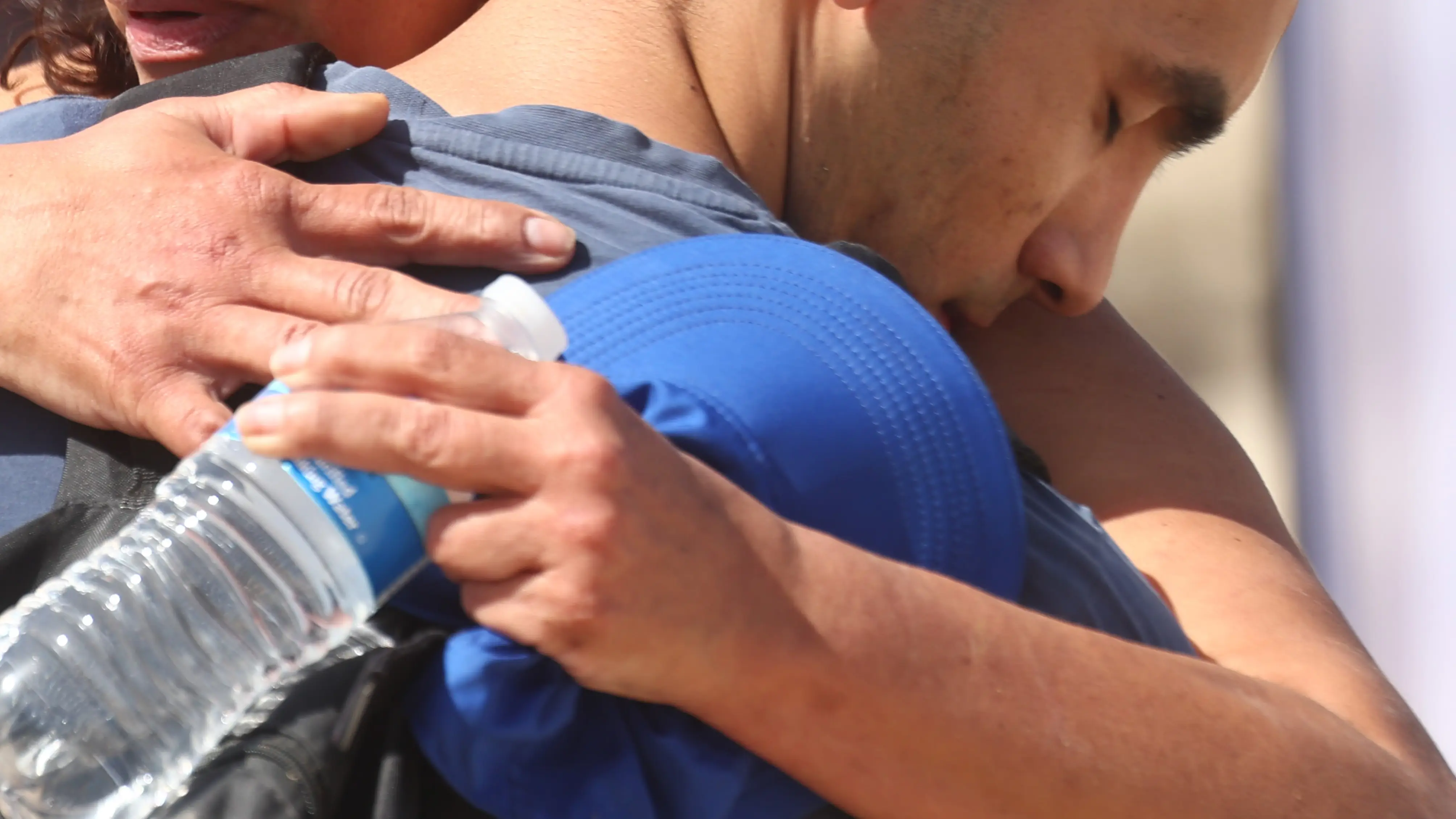 Un ni&ntilde;o abrazando a su madre