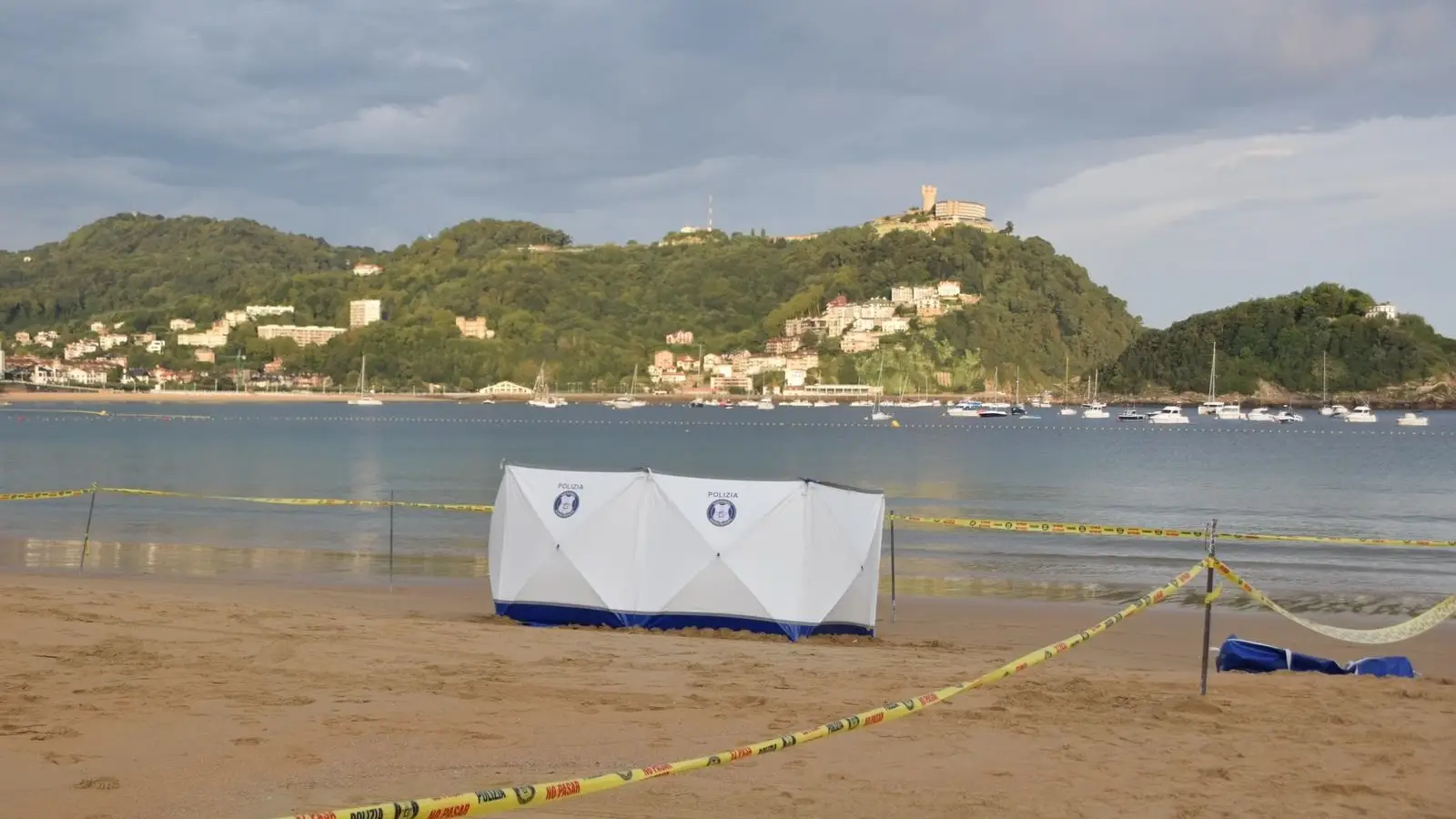 Localizan el cuerpo sin vida de un hombre en la playa de La Concha, en San Sebastián. Localizan el cuerpo sin vida de un hombre en la playa de La Concha, en San Sebastián.