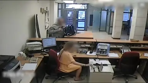 Atraco a punta de pistola en Cabañas de la Sagra. Atraco a punta de pistola en Cabañas de la Sagra.