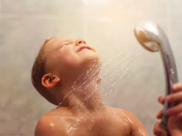 Un niño en la ducha. Un niño en la ducha.