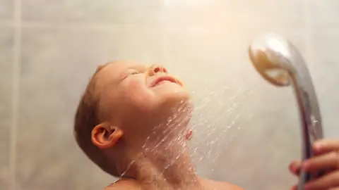 Un niño en la ducha. Un niño en la ducha.