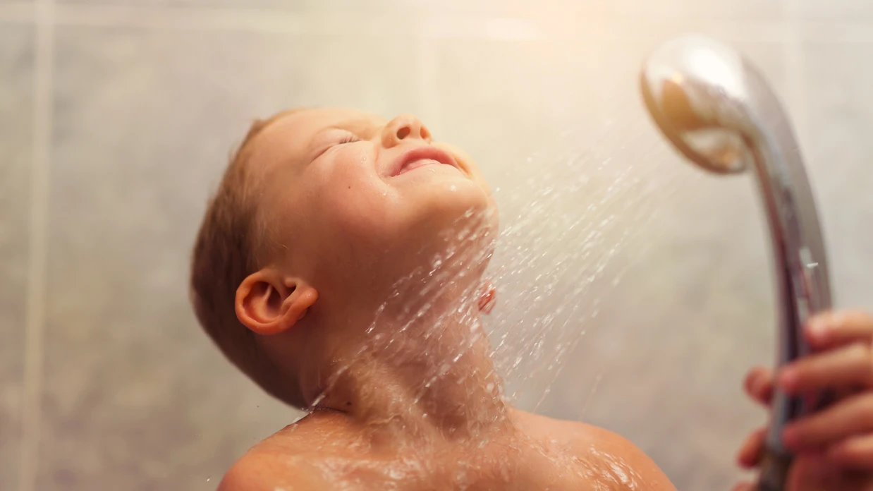Un ni&ntilde;o en la ducha.