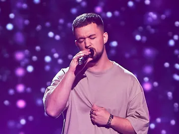 ¡En el último segundo! Samuel salta de alegría cuando Antonio Orozco gira su silla ¡En el último segundo! Samuel salta de alegría cuando Antonio Orozco gira su silla