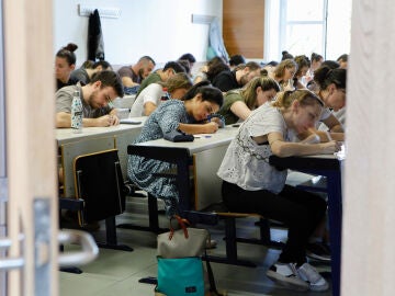 Imagen de varios opositores en un examen