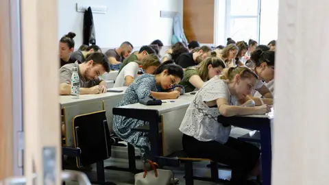 Imagen de varios opositores en un examen Imagen de varios opositores en un examen