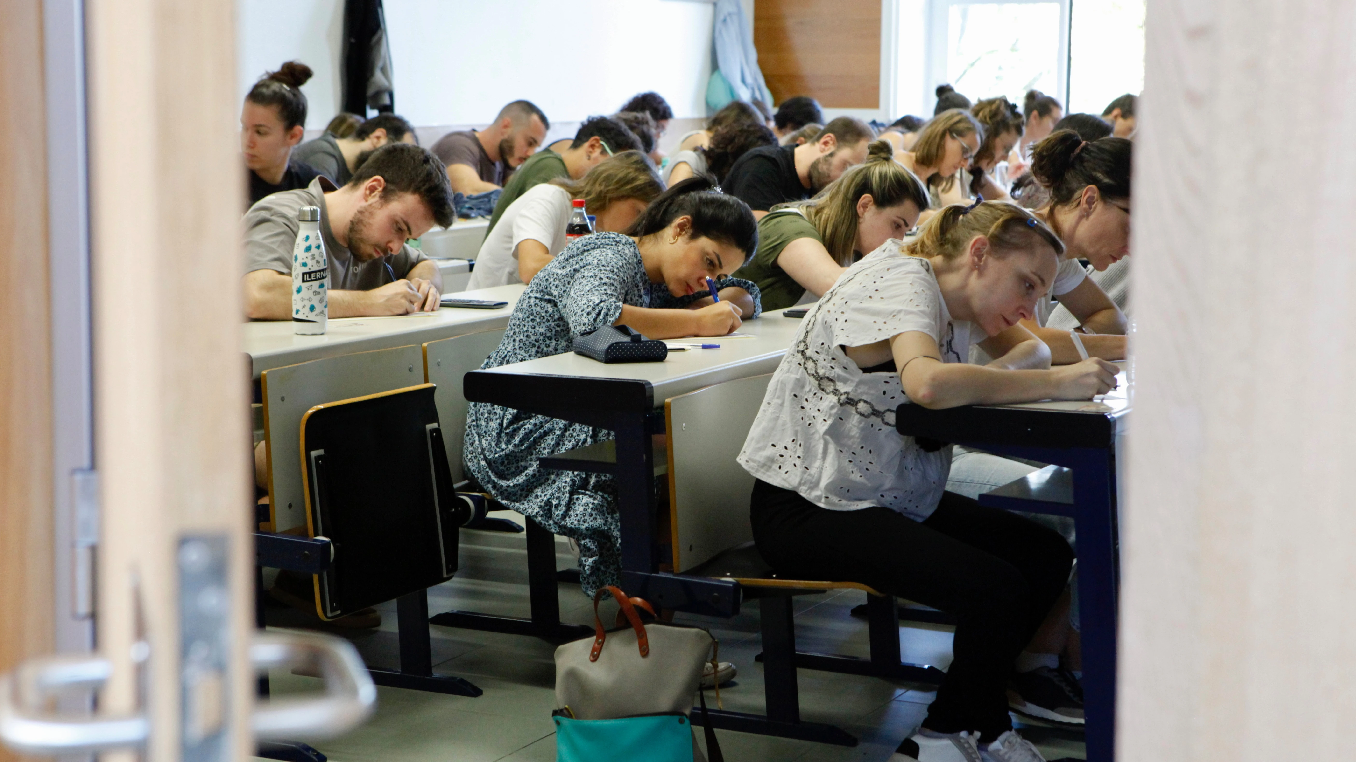 Imagen de varios opositores en un examen