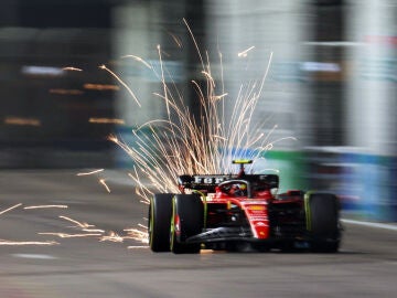 Carlos Sainz pilota su Ferrari en Marina Bay