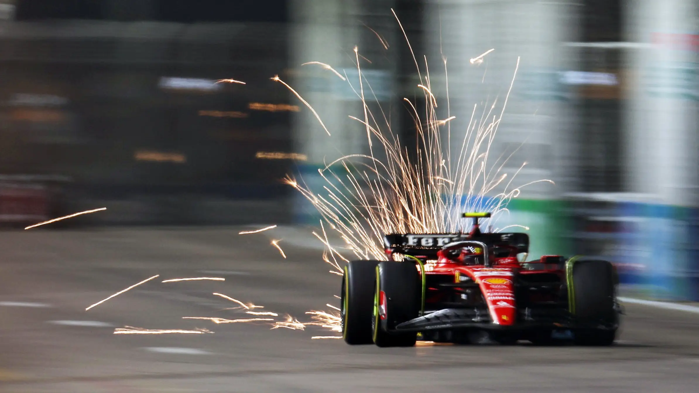 Carlos Sainz pilota su Ferrari en Marina Bay Carlos Sainz pilota su Ferrari en Marina Bay
