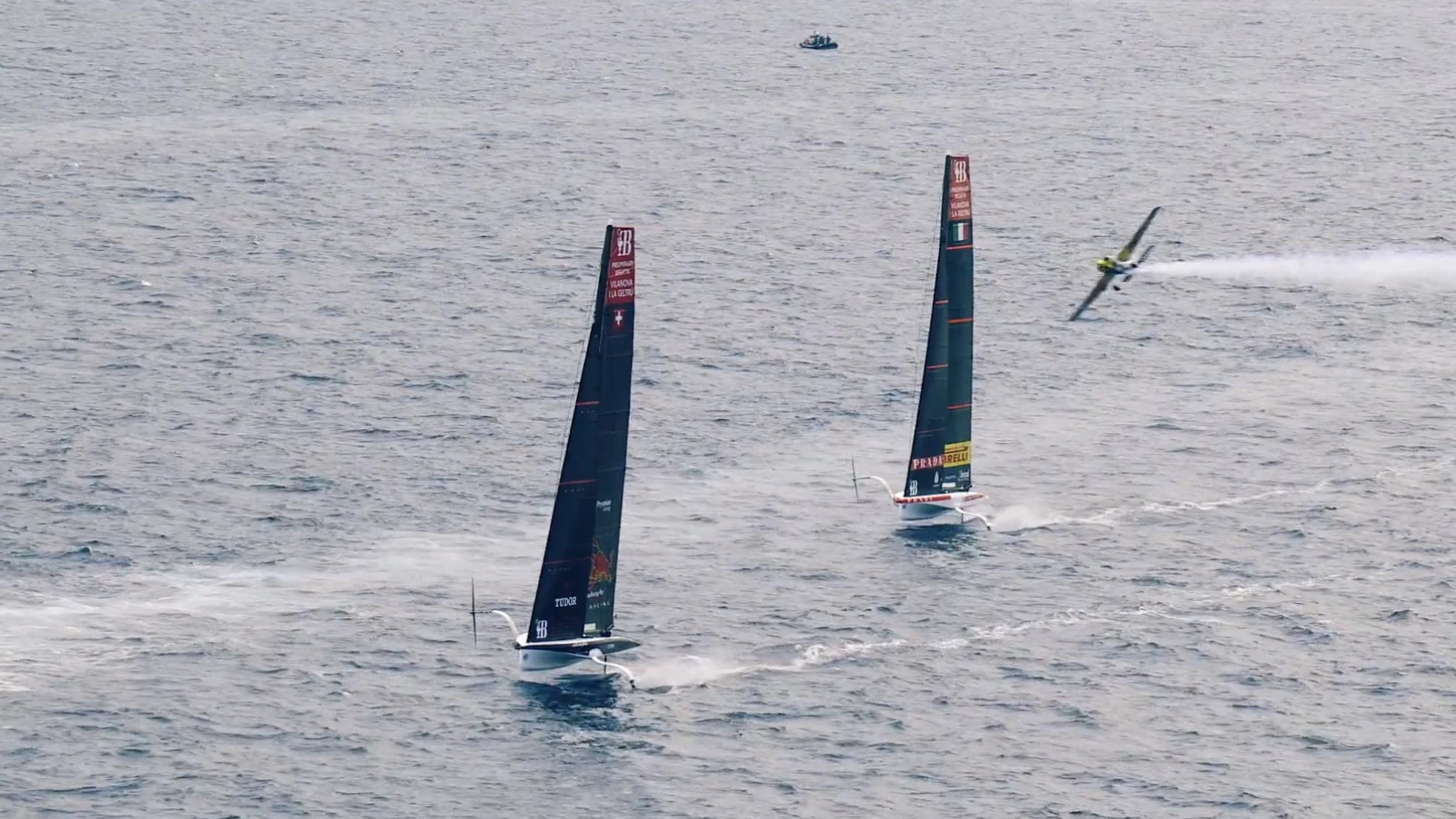 Dario Costa pasa con su avioneta entre el Alinghi y el Luna Rossa