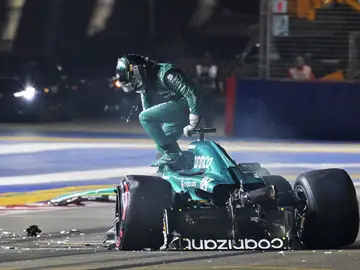 Lance Stroll sale de su monoplaza tras su accidente en Marina Bay Lance Stroll sale de su monoplaza tras su accidente en Marina Bay