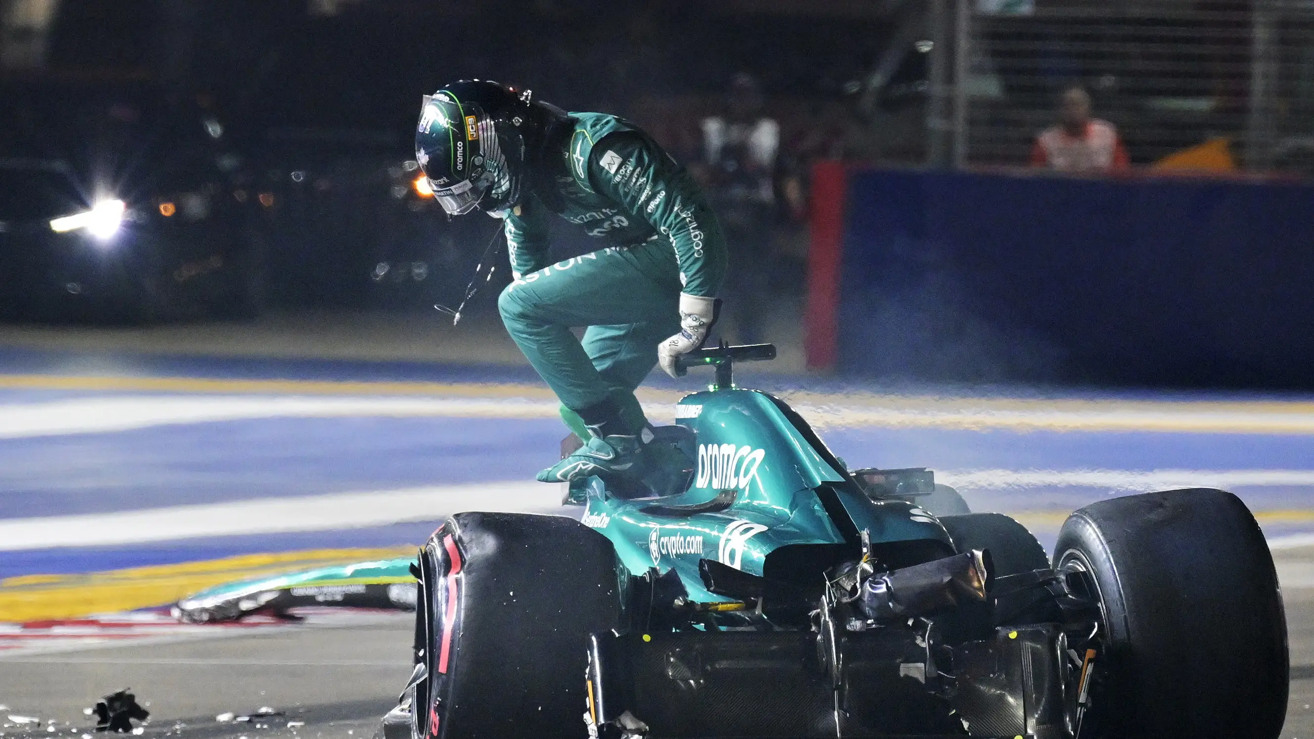 Lance Stroll sale de su monoplaza tras su accidente en Marina Bay
