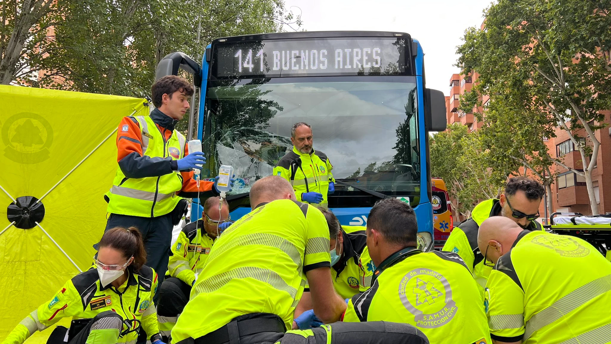 Imagen de los sanitarios en Puente de Vallecas tras el accidente